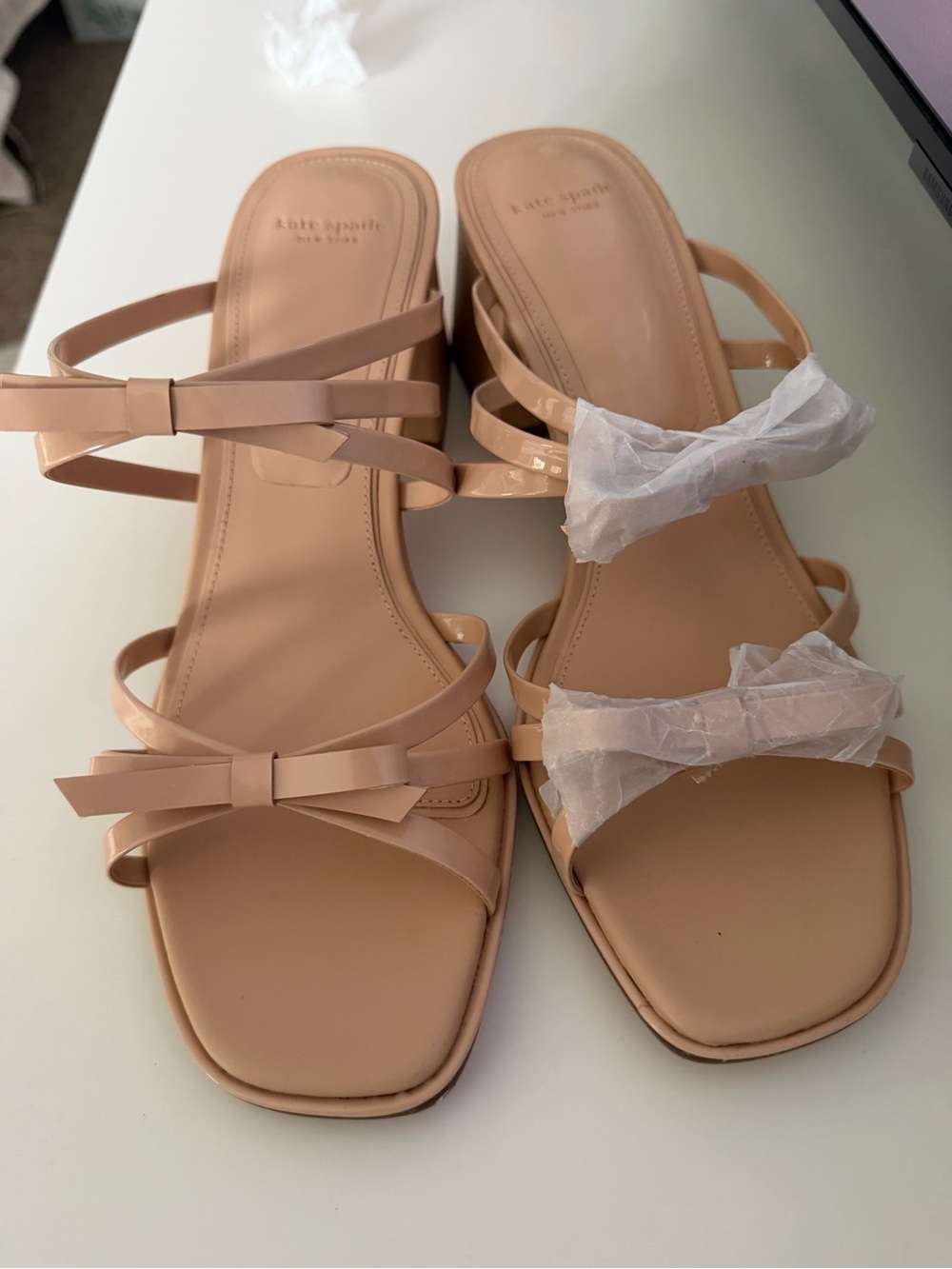 Kate Spade New York Carolina Beige Patent Leather Bow Sandals Size 10B - Picture 7 of 8